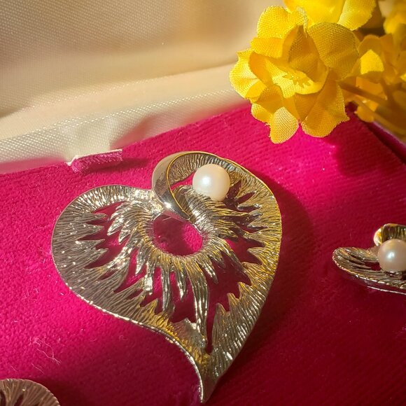 Jewels by Deltah Silver Tone Set of Heat Brooch and Clip On Earrings - Picture 2 of 7